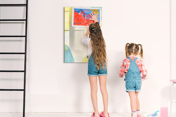 Decoratief glazen wandbord beschrijfbaar en magnetisch Een creatieve ruimte voor herinneringen en foto's