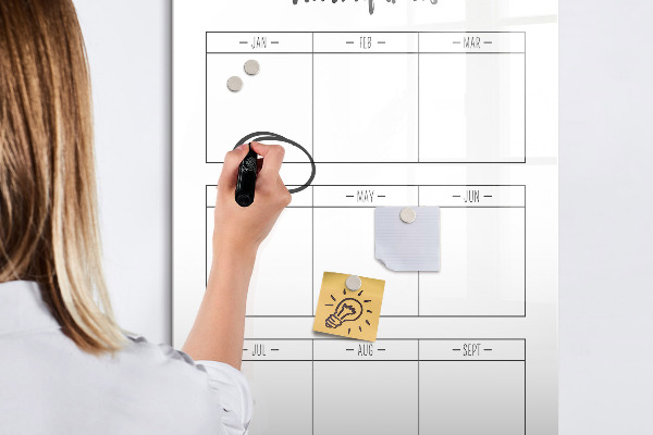 Decoratief glazen wandbord beschrijfbaar en magnetisch Maandelijkse doelen met de mogelijkheid om ze te personaliseren.