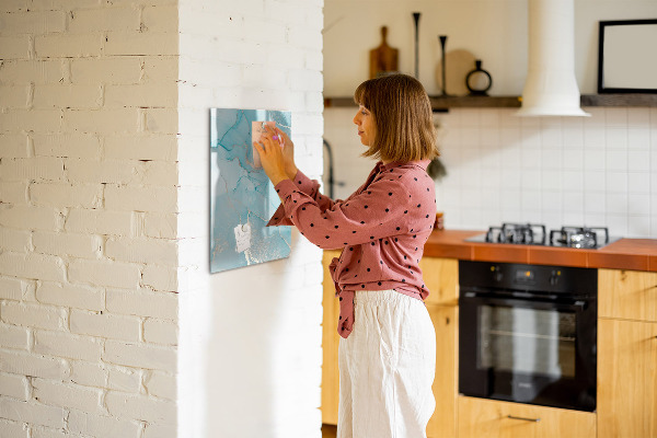 Decoratief glazen wandbord beschrijfbaar en magnetisch Een kleurrijk prikbord voor foto's en notities