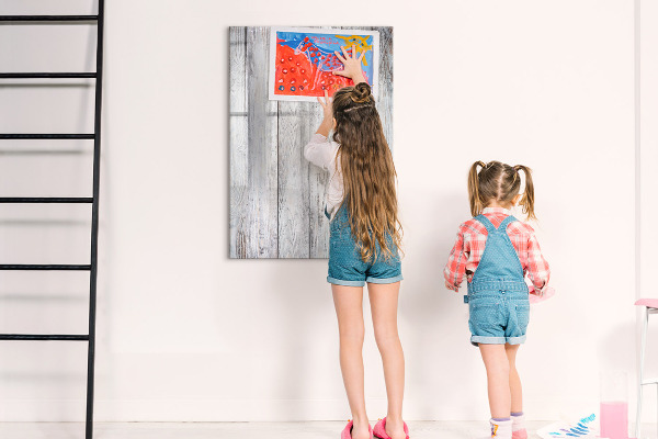 Decoratief glazen wandbord beschrijfbaar en magnetisch Een prikbord voor het ophangen van foto's en notities.