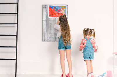 Decoratief glazen wandbord beschrijfbaar en magnetisch Een prikbord voor het ophangen van foto's en notities.