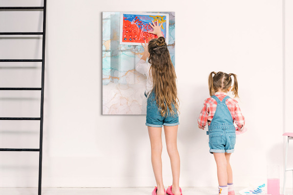 Decoratief glazen wandbord beschrijfbaar en magnetisch Een kleurrijk bord voor het presenteren van foto's