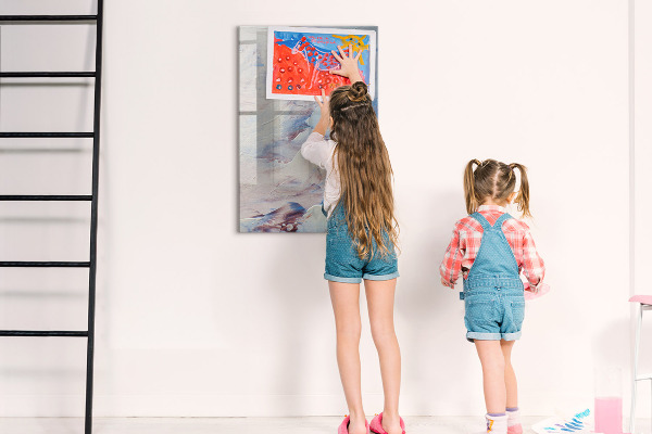 Decoratief glazen wandbord beschrijfbaar en magnetisch Een creatieve ruimte voor herinneringen en notities