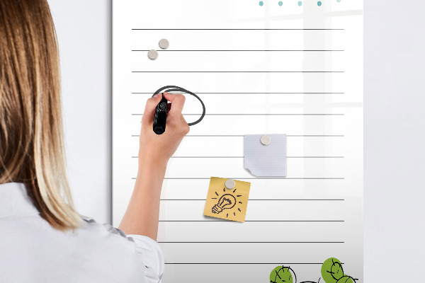 Decoratief glazen wandbord beschrijfbaar en magnetisch Een takenlijst met een creatieve twist