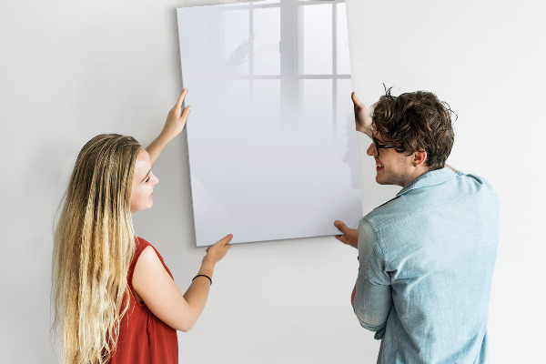 Decoratief glazen wandbord beschrijfbaar en magnetisch Herinneringen vastleggen in een moderne stijl.