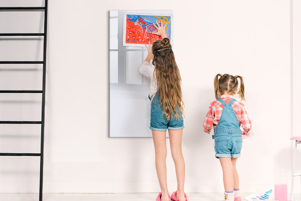 Decoratief glazen wandbord beschrijfbaar en magnetisch Herinneringen vastleggen in een moderne stijl.