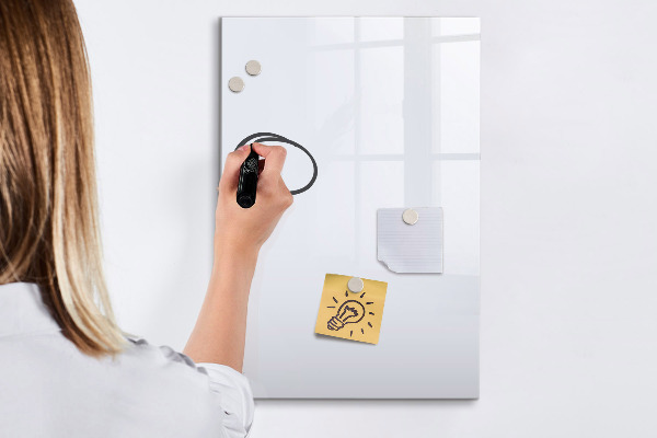Decoratief glazen wandbord beschrijfbaar en magnetisch Herinneringen vastleggen in een moderne stijl.