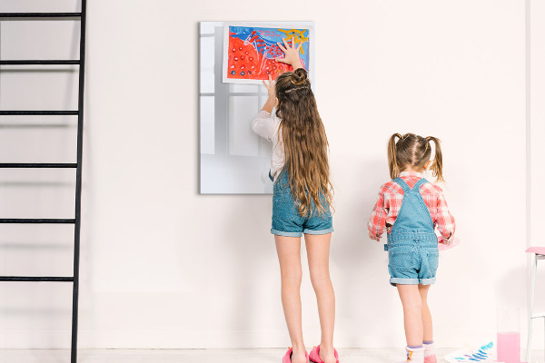 Decoratief glazen wandbord beschrijfbaar en magnetisch Herinneringen vastleggen in een moderne stijl.