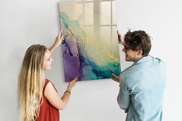 Decoratief glazen wandbord beschrijfbaar en magnetisch Kleurrijke herinneringen op een kurkbord.