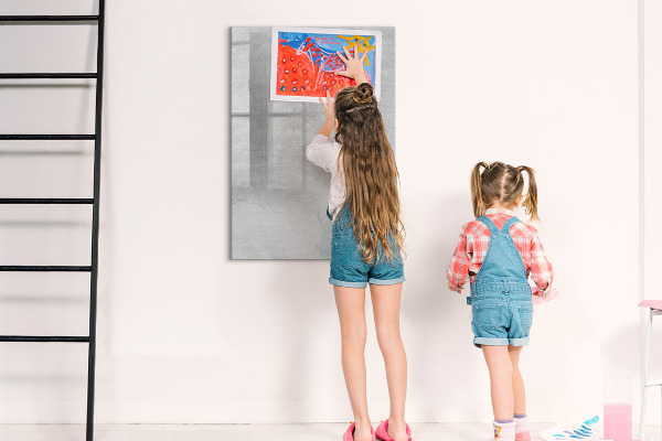 Decoratief glazen wandbord beschrijfbaar en magnetisch Een ruimte voor het delen van herinneringen en notities.