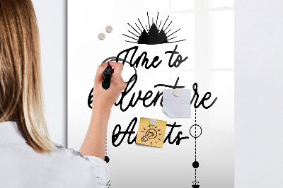 Decoratief glazen wandbord beschrijfbaar en magnetisch Een creatieve ruimte voor herinneringen en foto's
