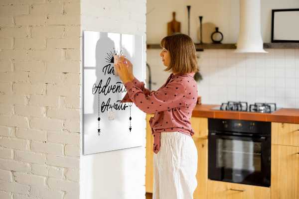 Decoratief glazen wandbord beschrijfbaar en magnetisch Een creatieve ruimte voor herinneringen en foto's