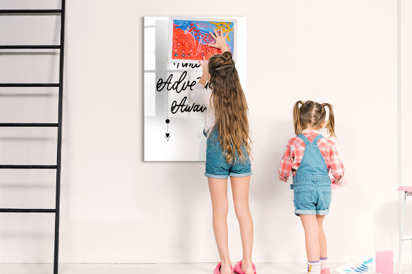 Decoratief glazen wandbord beschrijfbaar en magnetisch Een creatieve ruimte voor herinneringen en foto's