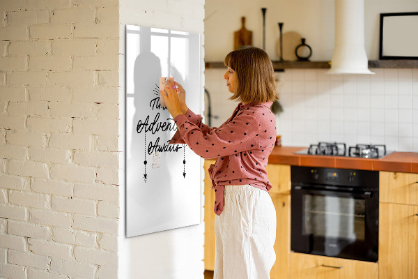 Decoratief glazen wandbord beschrijfbaar en magnetisch Een creatieve ruimte voor herinneringen en foto's
