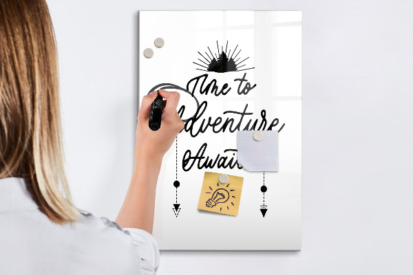 Decoratief glazen wandbord beschrijfbaar en magnetisch Een creatieve ruimte voor herinneringen en foto's