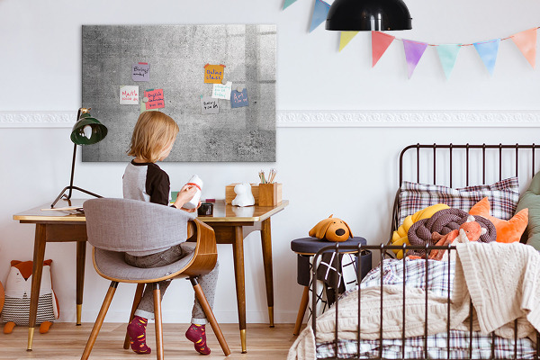 Decoratief glazen wandbord beschrijfbaar en magnetisch Een modern prikbord voor het ophangen van foto's.