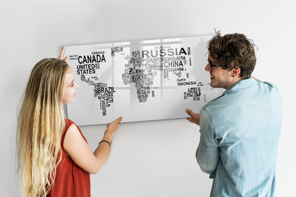 Decoratief glazen wandbord beschrijfbaar en magnetisch Wereldkaart met plaatsen en foto's