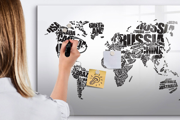 Decoratief glazen wandbord beschrijfbaar en magnetisch Een wereldkaart met persoonlijke herinneringen.