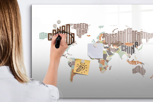 Decoratief glazen wandbord beschrijfbaar en magnetisch Wereldkaart met fotolocaties