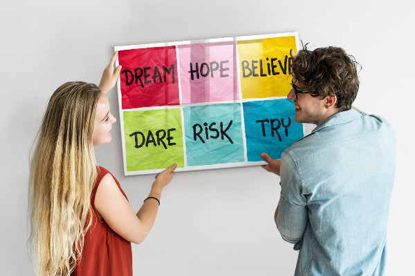 Memobord van glas met print inclusief neodymium magneten Inspirerende slogans voor actie en dromen.