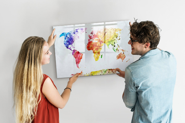 Decoratief glazen wandbord beschrijfbaar en magnetisch Kleurrijke wereldkaart met foto's