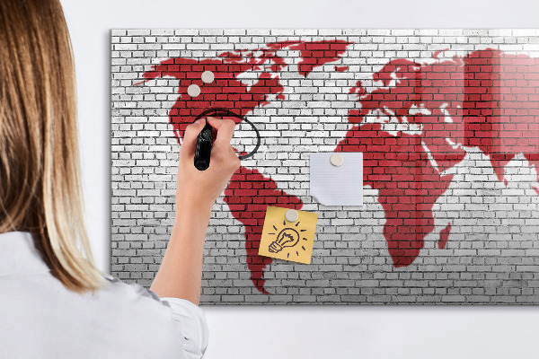 Decoratief glazen wandbord beschrijfbaar en magnetisch Wereldkaart met fotolocaties