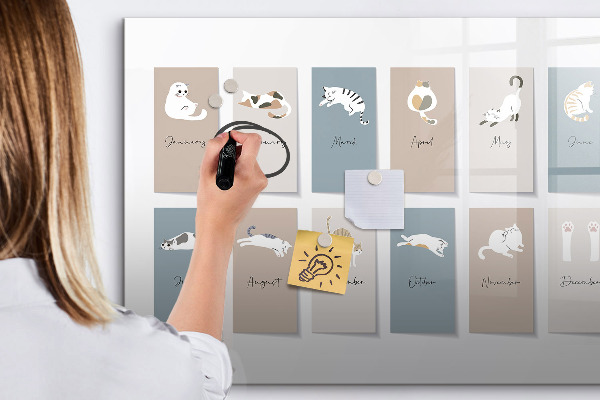 Decoratief glazen wandbord beschrijfbaar en magnetisch Een creatieve kalender voor elk seizoen.
