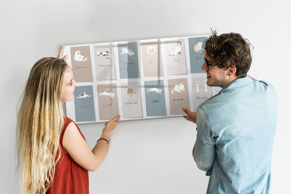 Decoratief glazen wandbord beschrijfbaar en magnetisch Een creatieve kalender voor elk seizoen.
