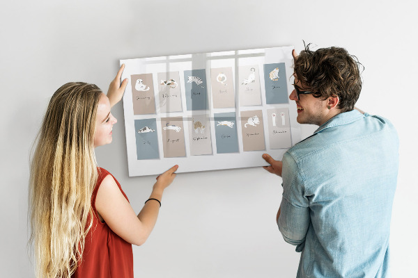 Decoratief glazen wandbord beschrijfbaar en magnetisch Een creatieve kalender voor elk seizoen.