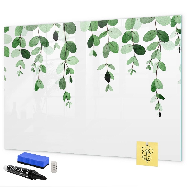 Groene bladeren en foto's aan de muur