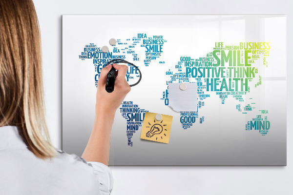 Decoratief glazen wandbord beschrijfbaar en magnetisch Een wereld vol ideeën en positiviteit.