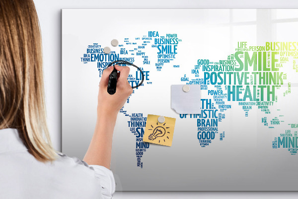 Decoratief glazen wandbord beschrijfbaar en magnetisch Een wereld vol ideeën en positiviteit.
