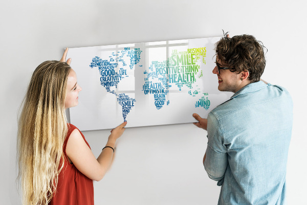 Decoratief glazen wandbord beschrijfbaar en magnetisch Een wereld vol ideeën en positiviteit.