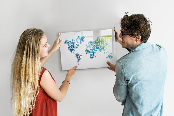 Decoratief glazen wandbord beschrijfbaar en magnetisch Een wereld vol ideeën en positiviteit.
