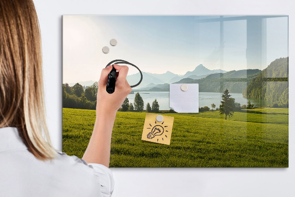 Decoratief glazen wandbord beschrijfbaar en magnetisch Een creatieve ruimte om je herinneringen tentoon te stellen.
