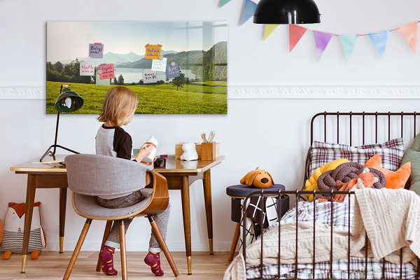 Decoratief glazen wandbord beschrijfbaar en magnetisch Een creatieve ruimte om je herinneringen tentoon te stellen.