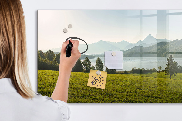 Decoratief glazen wandbord beschrijfbaar en magnetisch Een creatieve ruimte om je herinneringen tentoon te stellen.