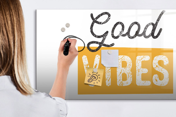 Decoratief glazen wandbord beschrijfbaar en magnetisch Positieve vibes en herinneringen