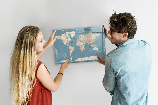 Decoratief glazen wandbord beschrijfbaar en magnetisch Een wereldkaart met persoonlijke herinneringen.