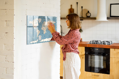 Decoratief glazen wandbord beschrijfbaar en magnetisch Een wereldkaart met persoonlijke herinneringen.