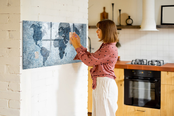 Decoratief glazen wandbord beschrijfbaar en magnetisch Een wereldkaart met persoonlijke herinneringen.