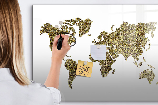 Decoratief glazen wandbord beschrijfbaar en magnetisch Wereldkaart met fotolocaties
