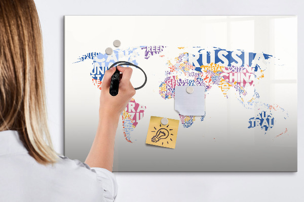 Decoratief glazen wandbord beschrijfbaar en magnetisch Een wereldkaart met persoonlijke herinneringen.
