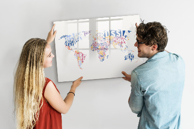 Decoratief glazen wandbord beschrijfbaar en magnetisch Een wereldkaart met persoonlijke herinneringen.