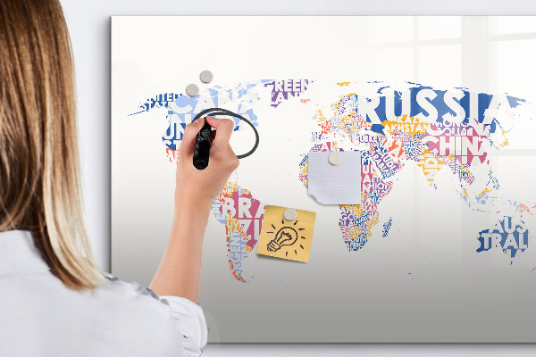 Decoratief glazen wandbord beschrijfbaar en magnetisch Een wereldkaart met persoonlijke herinneringen.