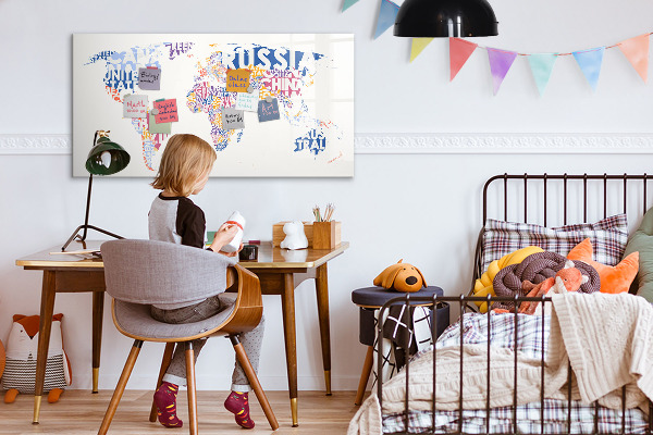 Decoratief glazen wandbord beschrijfbaar en magnetisch Een wereldkaart met persoonlijke herinneringen.