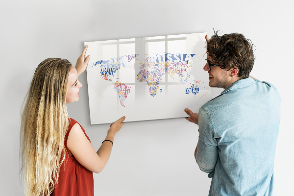 Decoratief glazen wandbord beschrijfbaar en magnetisch Een wereldkaart met persoonlijke herinneringen.