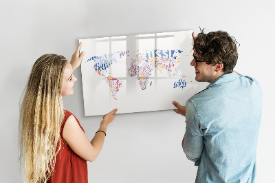 Decoratief glazen wandbord beschrijfbaar en magnetisch Een wereldkaart met persoonlijke herinneringen.