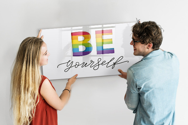 Decoratief glazen wandbord beschrijfbaar en magnetisch Wees jezelf en deel momenten.