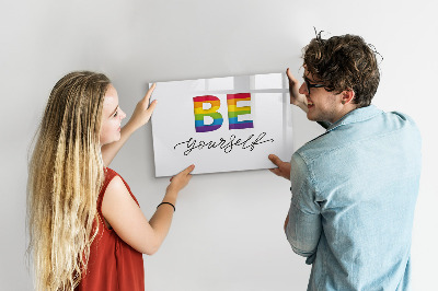 Decoratief glazen wandbord beschrijfbaar en magnetisch Wees jezelf en deel momenten.